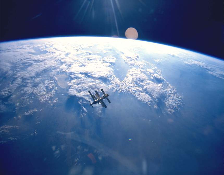 Zem a MIR / STS-71