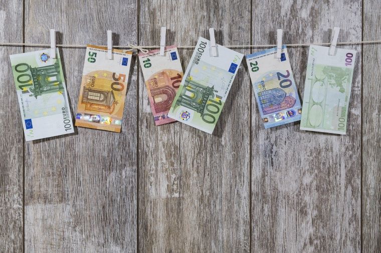 Ilustračný obrázok: eurové bankovky prištipcované na šnúre. Zdroj: Pixabay.com 
