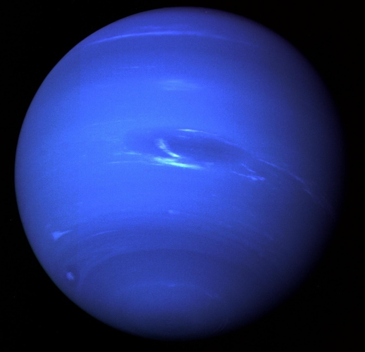 Obrázok č. 3 – Planéta Neptún, fotografovaná sondou Voyager 2 v roku 1989. Uprostred disku planéty vidno Veľkú tmavú škvrnu a vľavo dole Malú tmavú škvrnu. Svetlé riasovité oblaky sú tzv. skútre (Zdroj: NASA/JPL, Voyager 2, 1989).