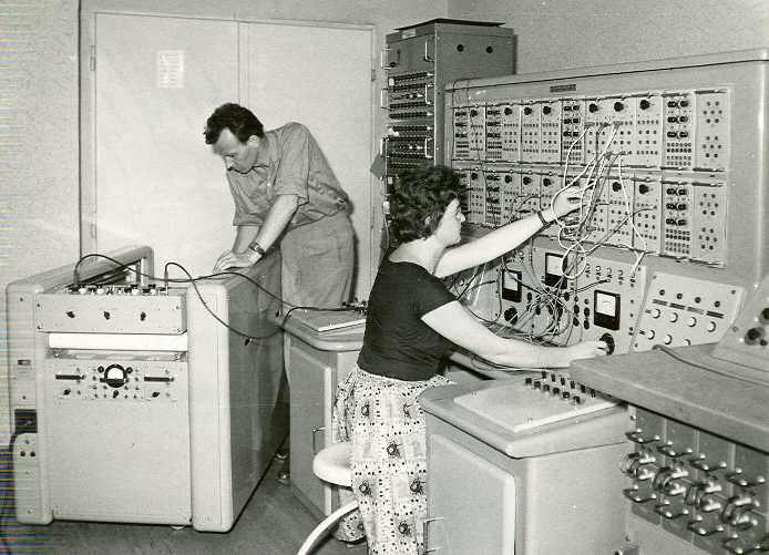 Ivan Plander pri „svojom“ Analógovom počítači SAV okolo roku 1963. Operátorka bola Eva Kopecká 