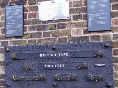 Etalóny britských dĺžkových mier na stene Kráľovského observatória v Greenwichi vo Veľkej Británii, foto wikipédia