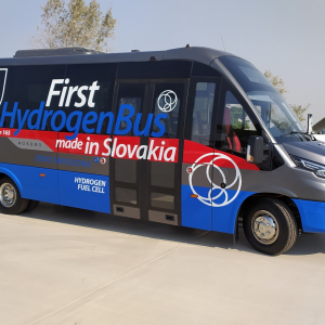 Nízkovodíkový autobus v Slovenskom pavilóne na EXPO Dubaj 2020. Zdroj: TUKE