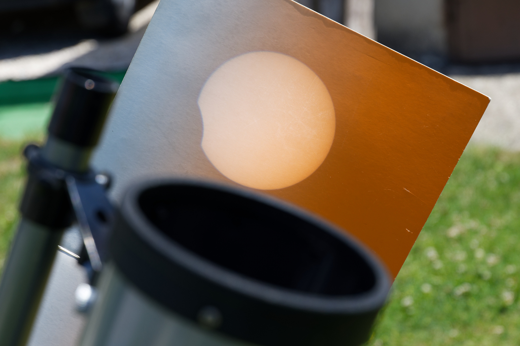 Zatmenie Slnka 10. júna 2021 – Priemet cez Newtonov ďalekohľad
