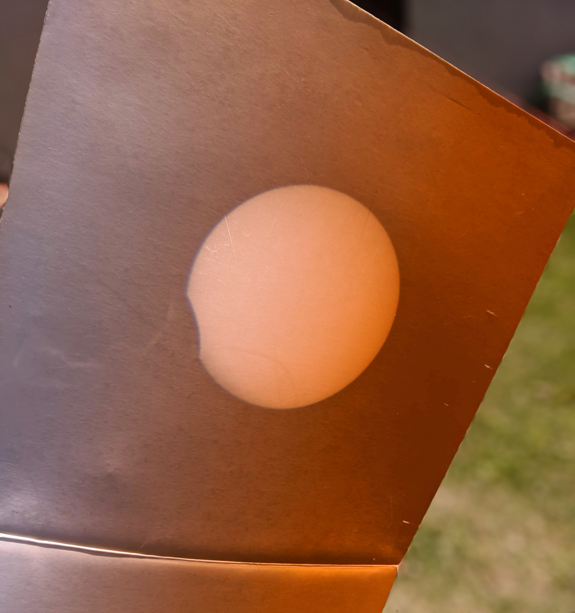 Zatmenie Slnka 10. júna 2021 – Priemet cez Newtonov ďalekohľad