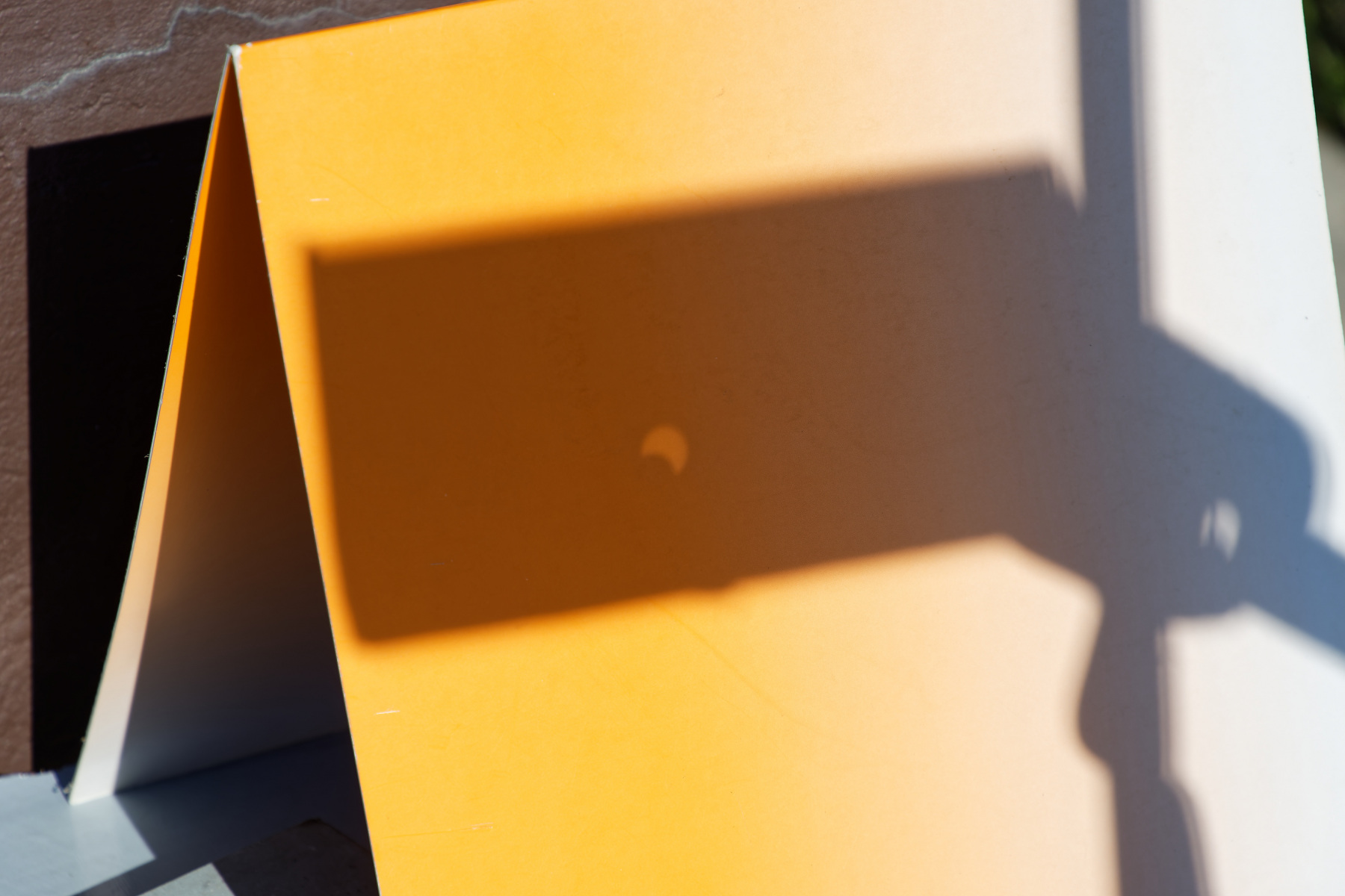 Zatmenie cez dierku v kartóne – Zatmenie Slnka, október 2022