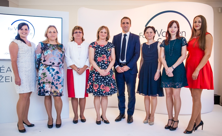 Zúčastnené finalistky prvého ročníka súťaže L'Oréal-UNESCO „Pre ženy vo vede“ s Tomášom Hruškom, generálnym riaditeľom spoločnosti L'Oréal Slovensko