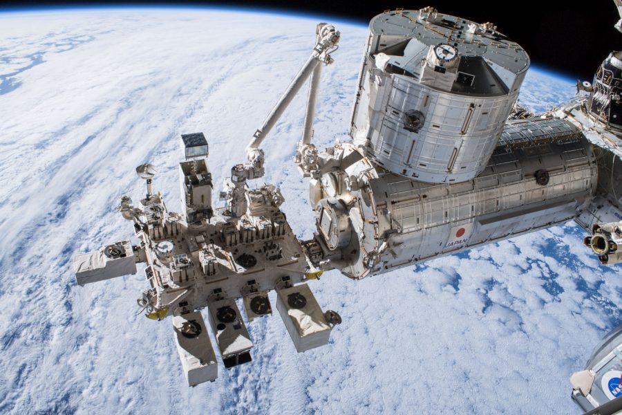 Misia využila vonkajšiu výskumnú plošinu EFU (vľavo) pripojenú k japonskému modulu ISS Kibó (vpravo)