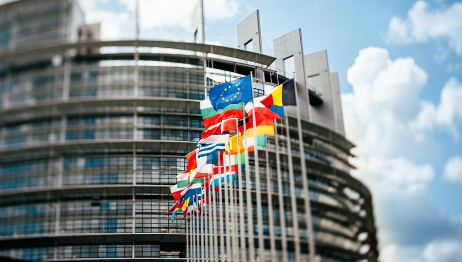 Ilustračné foto: Vlajky pred Európskym parlamentom v Štrasburgu. Zdroj: iStockphoto.com
