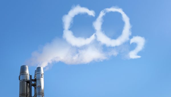 Dym z komína píšuci CO2 do oblohy. Zdroj: iStockphoto.com