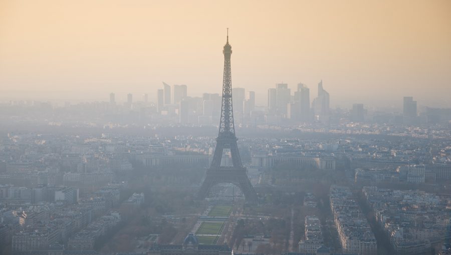 Paríž zahalený smogom. Zdroj: iStockphoto.com