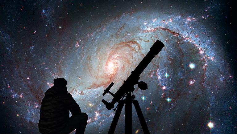 Astronóm pozorujúci ďalekohľadom galaxiu v konštelácii Dorado. Zdroj: iStockphoto.com