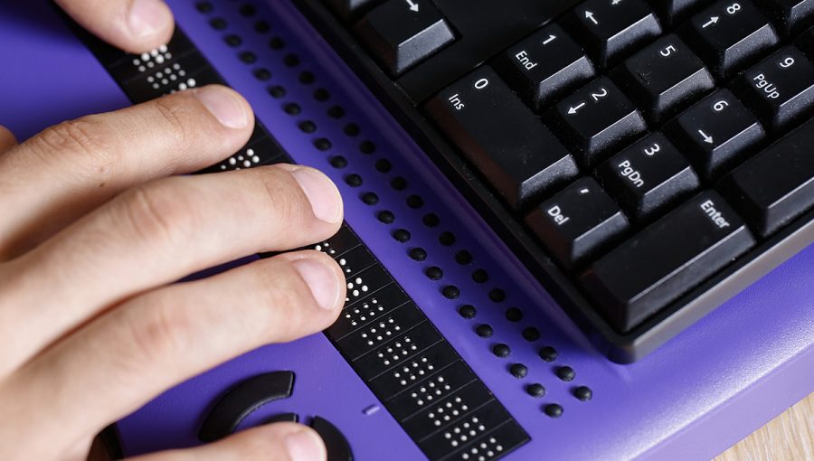 Detail používania počítača s klávesnicou pre nevidiacich. Zdroj: iStockphoto.com