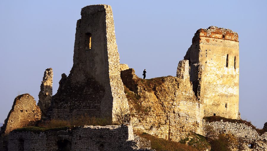 Večerný výhľad na ruiny Čachtického hradu. Zdroj: iStockphoto.com