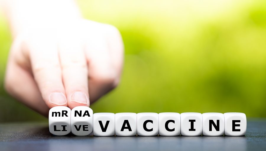 Ruka otáčajúca kocky mení výraz "živá vakcína" na "mRNA vakcína". Zdroj: iStockphoto.com
