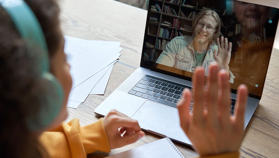 Žiačka komunikuje s učiteľom online cez videokonferenciu. Zdroj: iStockphoto.com