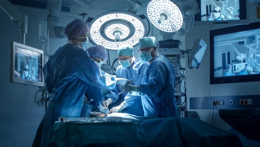 Tím lekárov prevádzajúcich operáciu v modernej operačnej sále. Zdroj: iStockphoto.com