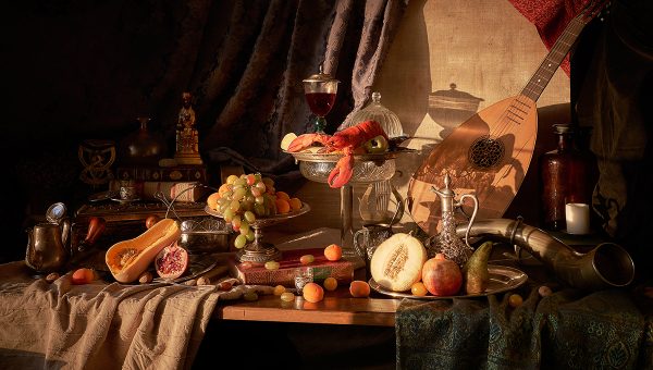 Fotografia stredovekého zátišia s jedlom, pitím, knihami v štýle maľby starých majstrov. Zdroj: iStockphoto.com