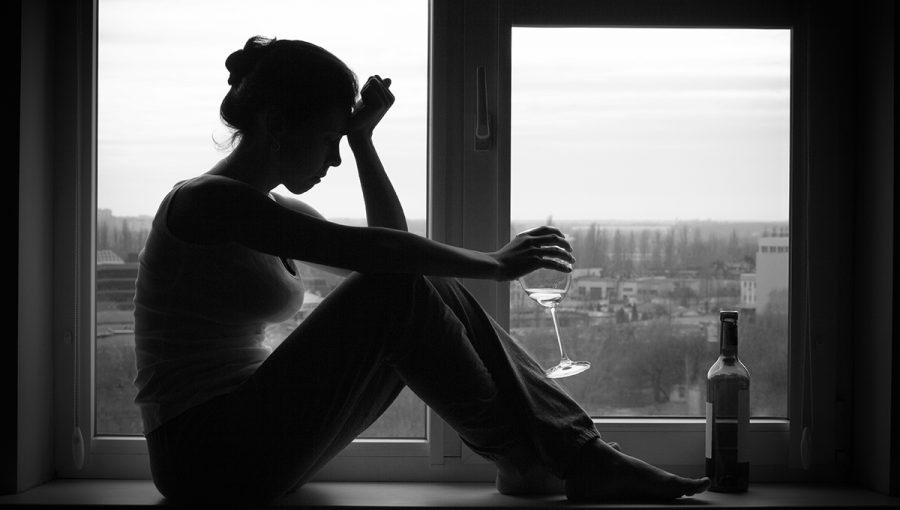 Žena v depresii pijúca alkohol. Zdroj: iStockphoto.com