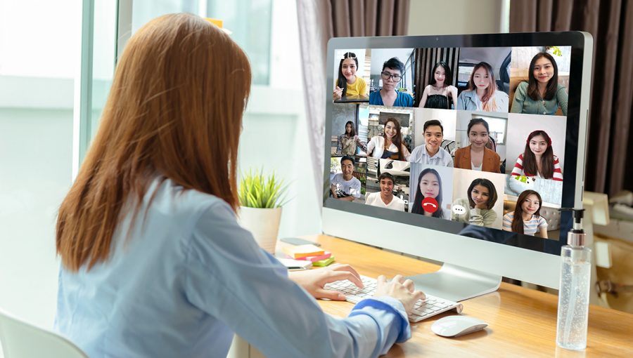 Žena komunikujúca s kolegami cez video konferenciu. Zdroj: iStockphoto.com