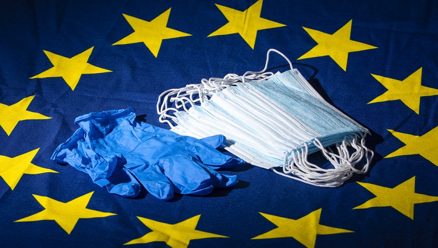 Ochranné rukavice a rúška na vlajke EÚ. Zdroj: iStockphoto.com