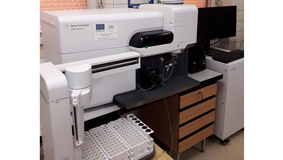 Atómovo emisný spektrometer s indukčne viazanou plazmou (Agilent 4100 MP-AES, Agilent Technologies Inc.), foto A. Lančaričová