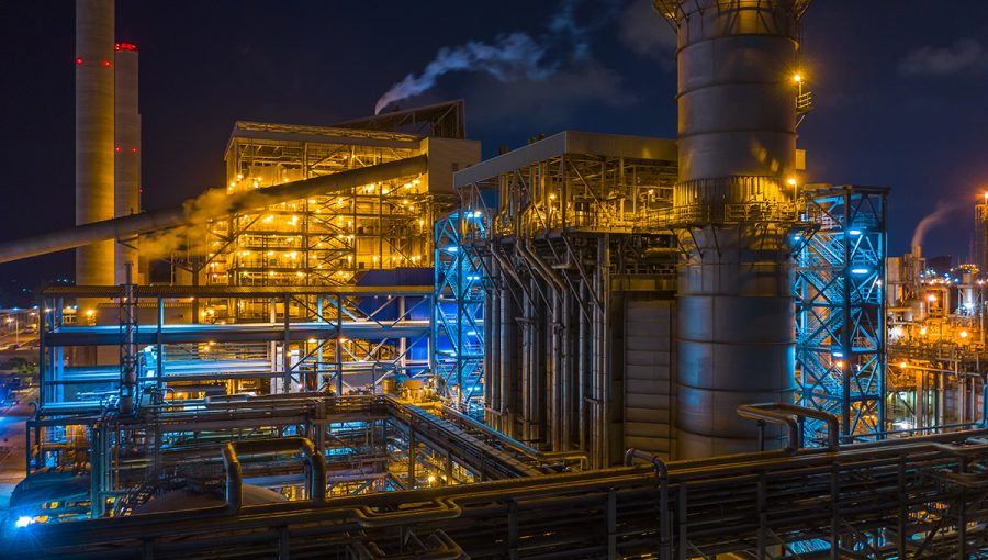 Veľká kombinovaná tepelná elektráreň v noci. Zdroj: iStockphoto.com