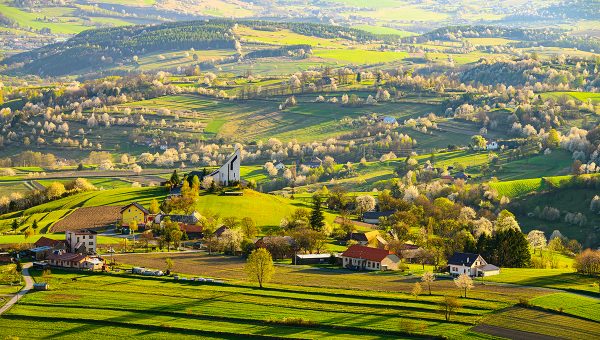Príklad ekologického hospodárenia s pôdou v Hriňovej na Slovensku (úrodné polia, lúky na chov kráv a oviec, pestovanie zeleniny, ovocné stromy). Hriňovské lazy sú súčasťou programu Človek a biosféra v chránenej krajinnej oblasti Poľana. Zdroj: iStockphoto.com