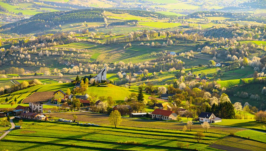 Príklad ekologického hospodárenia s pôdou v Hriňovej na Slovensku (úrodné polia, lúky na chov kráv a oviec, pestovanie zeleniny, ovocné stromy). Hriňovské lazy sú súčasťou programu Človek a biosféra v chránenej krajinnej oblasti Poľana. Zdroj: iStockphoto.com