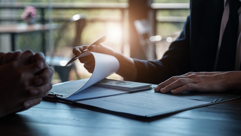 Businessman a klient v kancelárii. Zdroj: iStockphoto.com