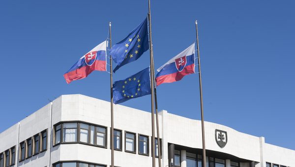 Vlajky EÚ a Slovenska pred budovou Slovenského parlamentu. Zdroj: iStockphoto.com