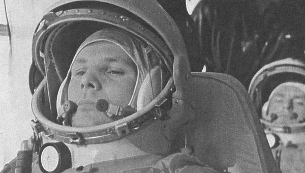 V popredí Jurij Gagarin, vzadu náhradný kozmonaut German Titov