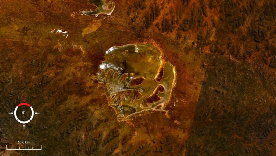 Jazero Acraman, malé plytké soľné jazero vo vyprahnutom austrálskom vnútrozemí na snímke satelitu Landsat (NASA). Zdroj: Archív autora