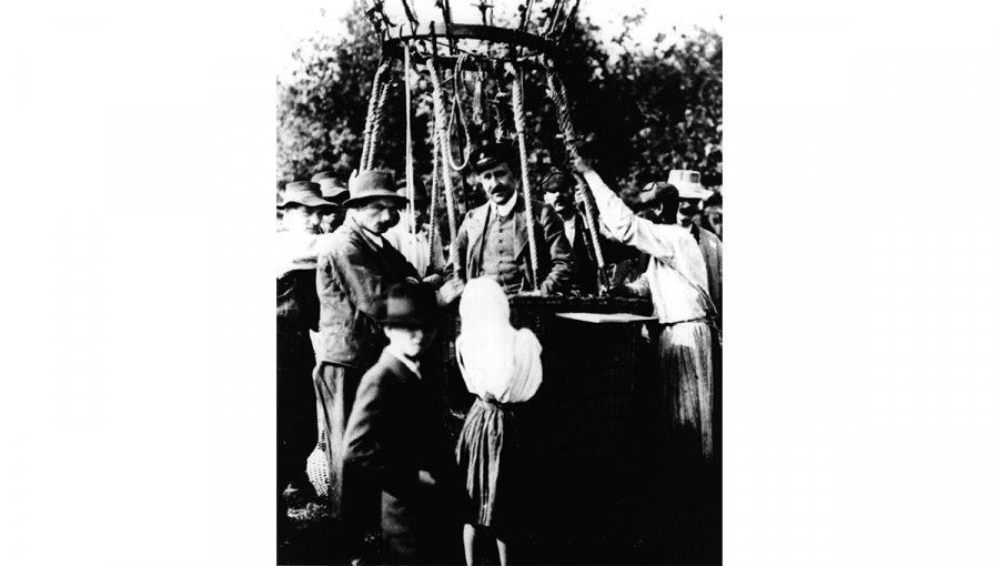 Victor F. Hess po pristátí balóna 7. augusta 1912. Zdroj: ESA