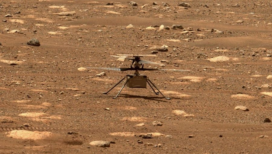 Helikoptéra Ingenuity na povrchu Marsu. 