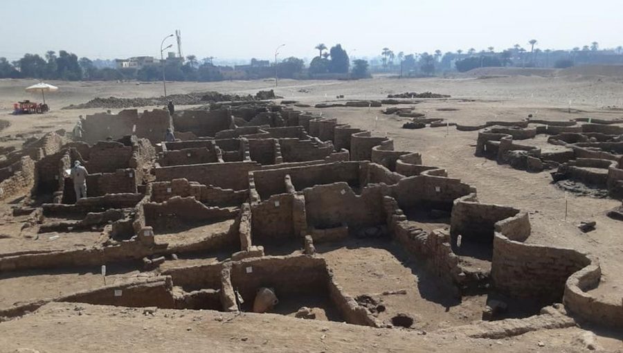 Objavené stratené zlaté mesto Luxoru. Od pravého okraja smerom hore sa tiahne cikcakovitý múr.
