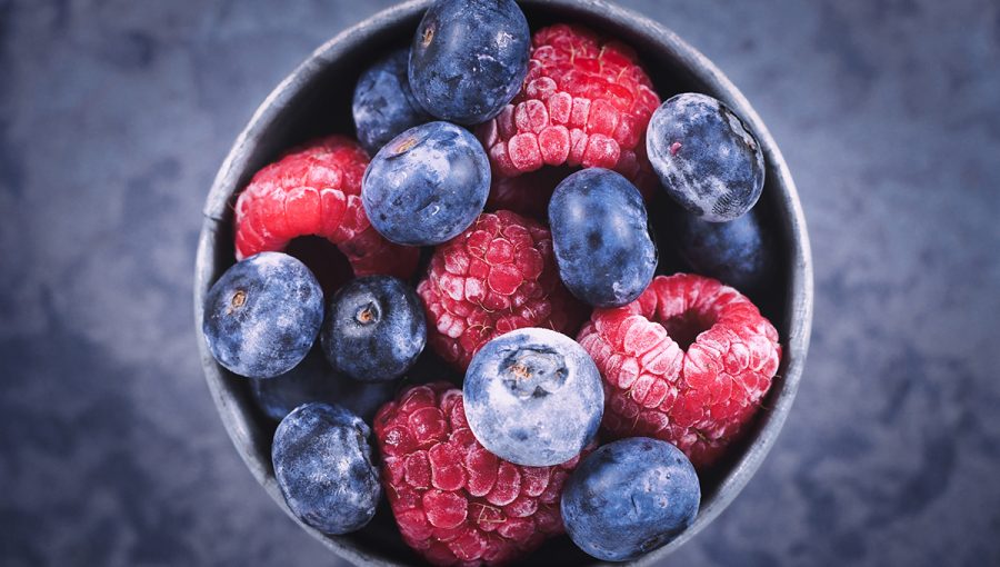 Bobuľové ovocie - čučoriedky a maliny. Zdroj: iStockphoto.com