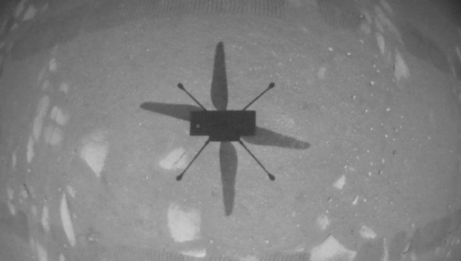 Záber, ktorý vyhotovila helikoptéra Ingenuity počas vznášania sa nad povrchom Marsu.