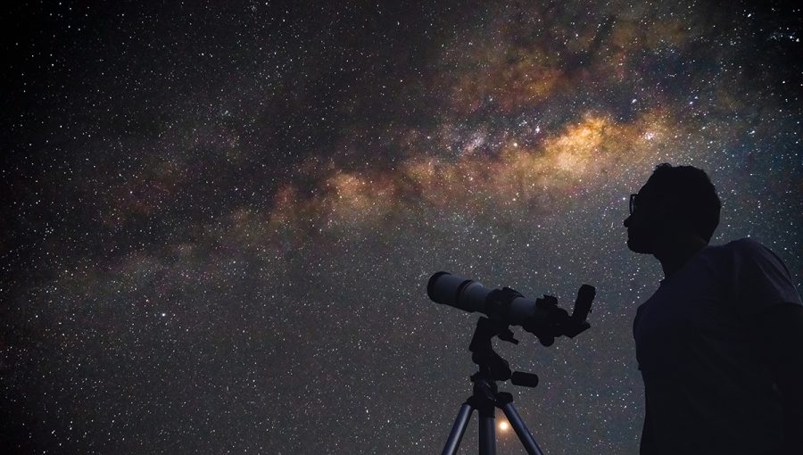 Astronóm s teleskopom pozorujúci hviezdnu oblohu. Zdroj: iStockphoto.com