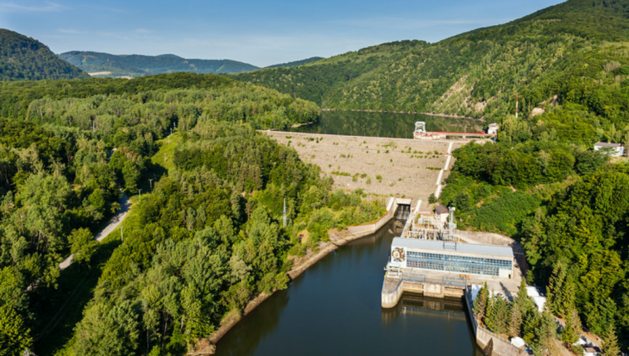 Prečerpávacia vodná elektráreň Ružín na rieke Hornád je prvou prečerpávacou vodnou elektrárňou na Slovensku s reverzibilnými (vratnými) turbínami. Sú tu dva turboagregáty s Francisovou turbínou. Priemerná ročná výroba elektriny dosahuje 54,2 GWh. Zdroj: seas.sk 