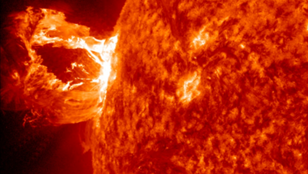 Slnečná eruptívna protuberancia. Zdroj: NASA/ISO/AIA