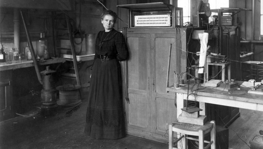 Marie Curie vo svojom laboratóriu v roku 1912.