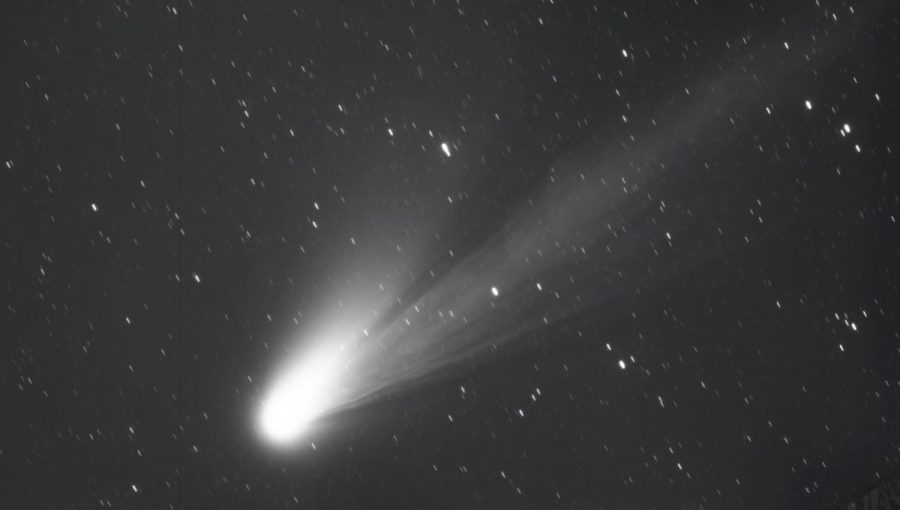 Fotografia kométy Hale-Bopp s výrazným chvostom.