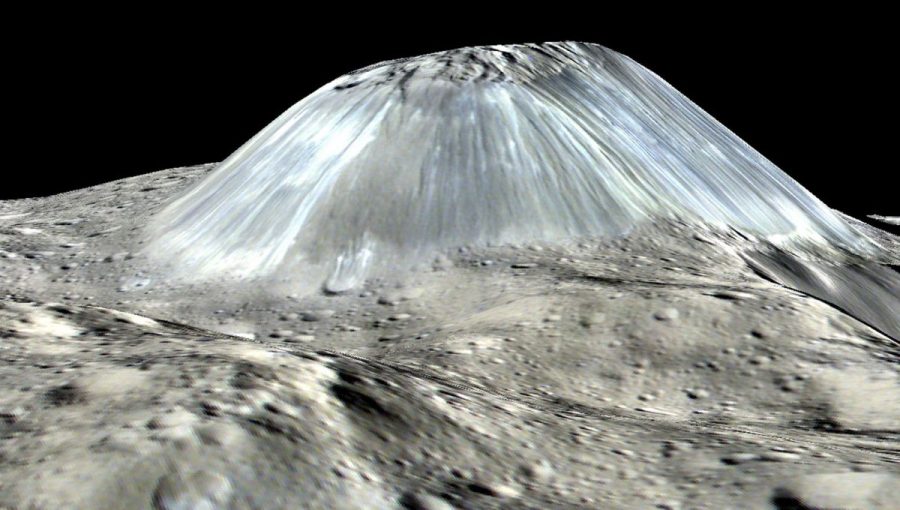 Záber na kryovulkán Ahuna Mons na Cerese.