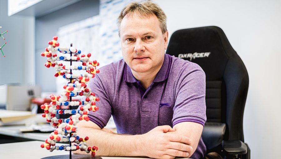Prof. Michal Hocek, vedúci skupiny Bioorganická a medicinálna chémia nukleových kyselín. Zdroj: Tomáš Belloň / ÚOCHB