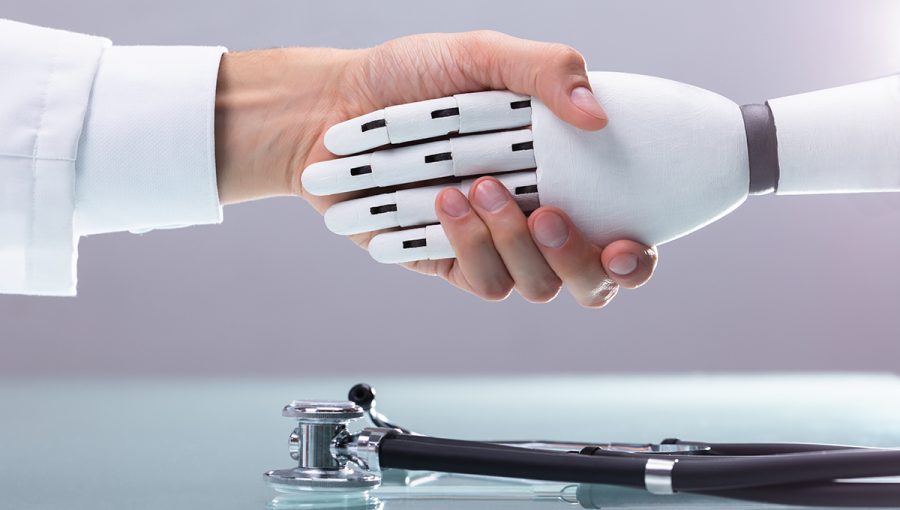 Lekár a robot si potriasajú rukami. Zdroj: iStockphoto.com