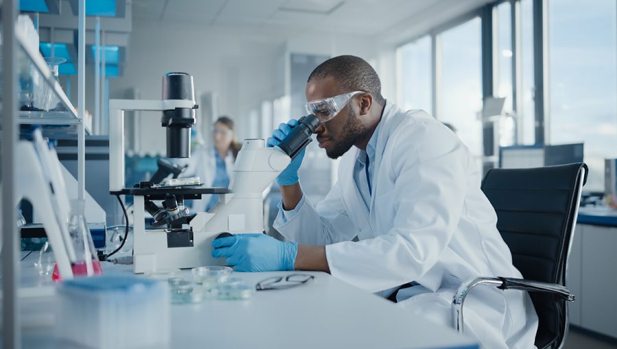 Vedec analyzuje vzorku Petriho misky v modernom vedeckom laboratóriu. Zdroj: iStockphoto.com