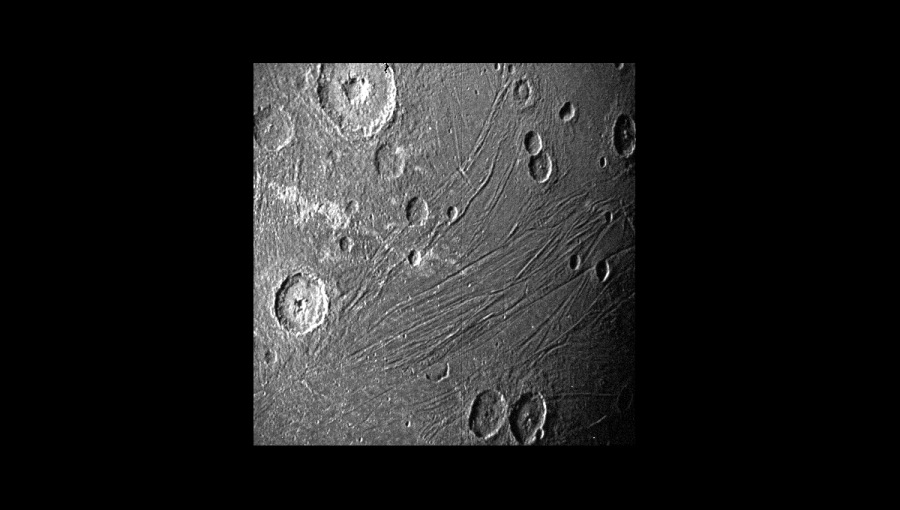 Počas blízkeho preletu sa naskytli vhodné podmienky na odfotenie odvrátenej strany Ganymeda, ktorú osvetlilo odrazené svetlo z Jupitera.