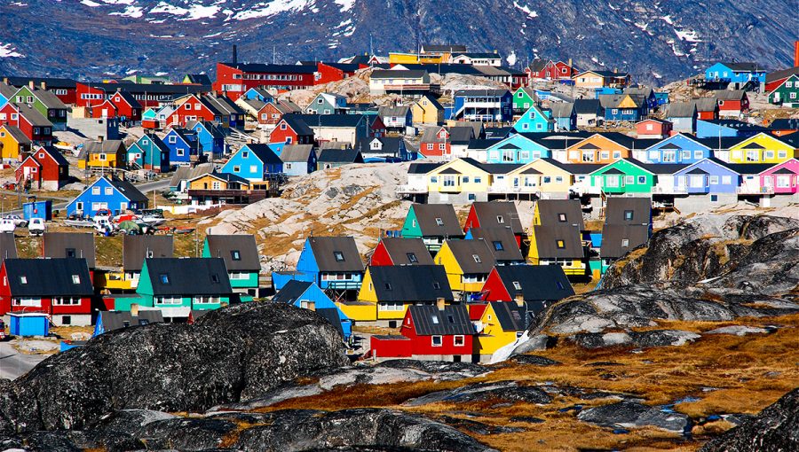 Dedina Ilulissat s farebnými domami v blízkosti jedného z najväčších ľadových fjordov na západe Grónska. Zdroj: iStockphoto.com