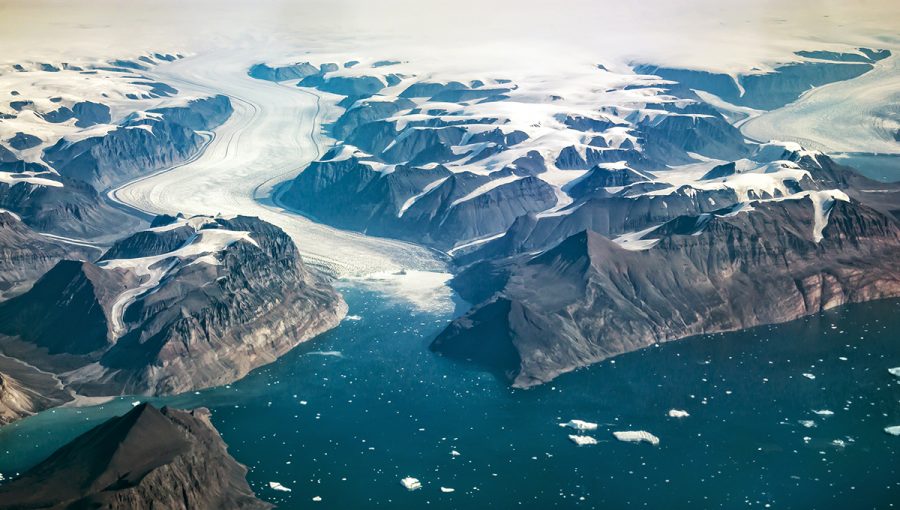 Západné pobrežie Grónska z vtáčej perspektívy. Zdroj: iStockphoto.com