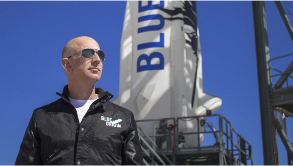 Jeff_Bezos_pred_raketou_Bluer_Origin_Zdroj_Blue_Origin